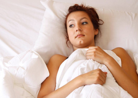 Tăng nguy cơ lây bệnh tình dục. Thực tế, tẩy lông vùng kín có thể làm tăng nguy cơ nhiễm khuẩn Staphylococcus aureus, Streptococcus pyogenes và Pseudomonas aeruginosa, gây ra nhiễm trùng da, chẳng hạn như viêm nang lông, căn bệnh này có thể lây lan qua bệnh tình dục.