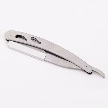 Dao cạo có thể khiến bạn bị tổn thương. Thực tế, lông sẽ mọc lại sau khoảng 1-3 tuần tùy vào đợt điều trị của bạn. Điều đó có nghĩa là bạn sẽ không kiềm chế được mà tự wax tại nhà, điều này làm tăng nguy cơ bị tổn thương vùng kín.