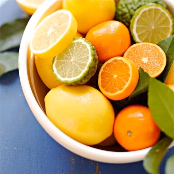 Trái cây họ cam, quýt. Nhiều mẹ đang cho con bú thích ăn bưởi, cam, quýt… vì vừa ngon lại có tác dụng giảm cân sau sinh nữa. Nước ép từ trái cây họ cam cũng chứa rất nhiều vitamin C, tốt cho sức khỏe của mẹ. Thế nhưng thật buồn là một số thành phần có trong các trái cây này lại có thể gây ngứa thời gian dài, làm bé quấy khóc, nôn mửa và thậm chí là nổi mẩn đỏ trên da nữa.