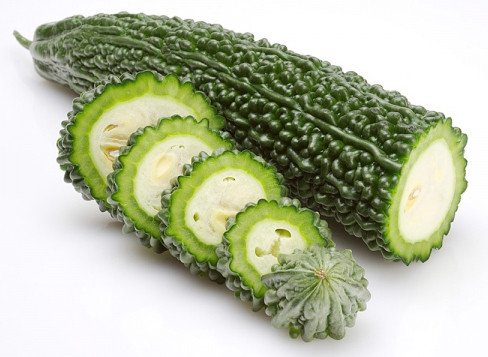 Mướp đắng. Mướp đắng quá ít chất béo, ăn nhiều sẽ không có lợi cho chế độ ăn cần nhiều dinh dưỡng của phụ nữ sau sinh. Đặc biệt, ăn mướp đắng có thể làm giảm đường huyết. Lại thêm, các hạt mướp đắng có chứa một chất tên là vicine – một độc tố có khả năng gây ra nhức đầu, đau thắt bụng và hôn mê với người nhạy cảm và có thể được truyền từ mẹ sang con qua sữa mẹ, gây nguy hại cho hệ miễn dịch còn non yếu của bé.