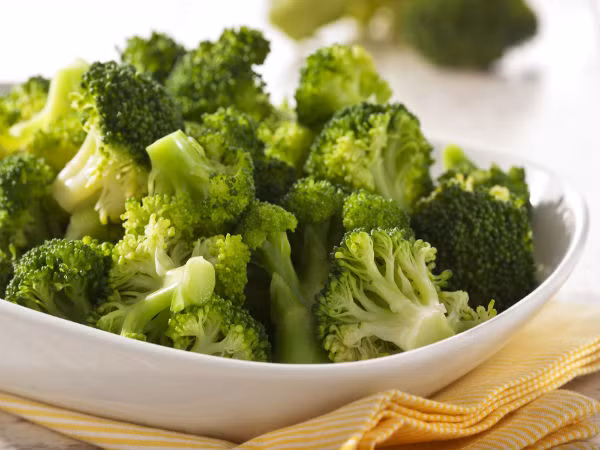 Súp lơ xanh. Các chuyên gia tư vấn về việc cho con bú sữa mẹ thường khuyên các bà mẹ nên hạn chế ăn súp lơ xanh, súp lơ trắng vì chúng rất dễ khiến trẻ bị kích thích, dễ cáu kỉnh và đầy hơi, đi ngoài. Tuy nhiên, có rất nhiều ý kiến khác nhau trước vấn đề mẹ cho con bú mà ăn súp lơ sẽ mất sữa. Vì thế, nếu nghi ngờ bông cải xanh là “thủ phạm”, mẹ hãy ngừng ăn món này vài ngày để theo dõi triệu chứng của bé xem có tiến triển tốt hơn không.