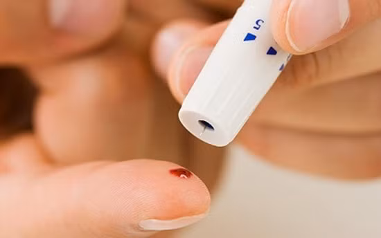 Ngủ đủ giấc và ngủ sâu sẽ giúp kiểm soát lượng đường trong máu, ngược lại, nếu bạn ngủ chập chờn, lượng glucose và khả năng trao đổi chất sẽ bị ảnh hưởng, dẫn tới bạn thèm ăn các món không có lợi cho sức khỏe. Khi cơ thể tiêu hóa các chất này, nó sẽ có một chuỗi phản ứng sản sinh ra các enzyme phá hủy collagen trên da, đồng thời làm da dễ bị viêm nhiễm.