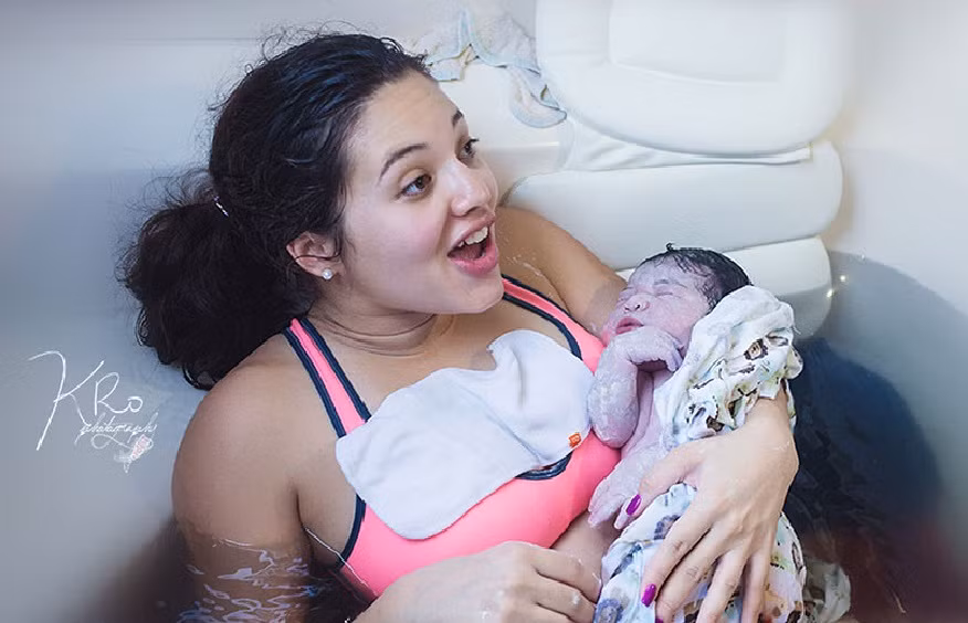 Người mẹ trẻ vỡ òa trong niềm hạnh phúc làm mẹ của một bé gái đáng yêu. Trước đó, chị đã có hai cậu con trai.