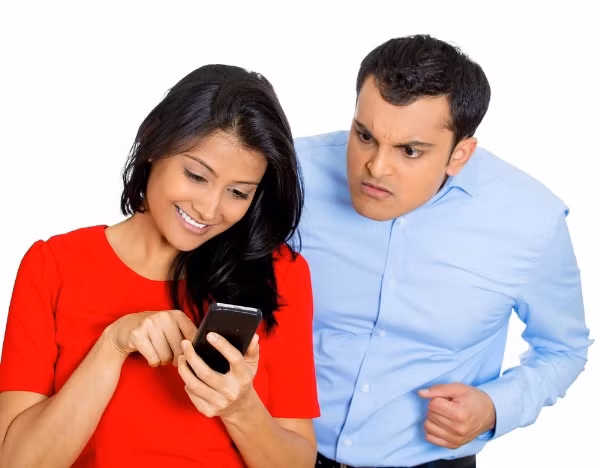 Anh ta thích kiểm soát, sở hữu bạn cho riêng mình, cấm bạn giao du, chơi bời với bạn bè. Hay ghen tuông vô cớ thậm chí cả với những người bạn thân của bạn. Luôn kiểm soát tin nhắn, lịch làm việc của bạn 24/24.