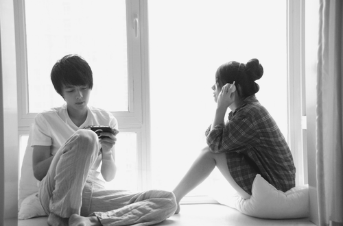 Luôn đánh giá không tốt về những người trong gia đình bạn. Nếu anh ta liên tục nói xấu hoặc đánh giá không hay về người thân của bạn, đặc biệt là với thái độ không thích cực... thì bạn cần xem xét lại một người như vậy. Vì anh ta không những không tôn trọng bạn mà còn không tôn trọng cả người thân của bạn. Một khi không biết tôn trọng người khác, anh ta sẽ không thấy thoải mái khi bên họ, không nhiệt tình giúp đỡ hoặc có suy nghĩ tích cực về họ.