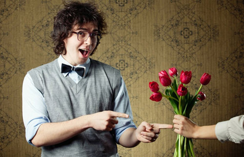 Chàng coi trọng bản thân hơn bạn. Bất cứ lúc nào ở bên bạn, anh chàng cũng chỉ muốn nói về bản thân mình. Đơn giản chỉ vì mối quan tâm hàng đầu của anh anh chỉ là…chính anh ấy. Anh chàng chẳng bao giờ bận tâm điều gì về cuộc sống của bạn mà chỉ huyên thuyên kể lể về bản thân. Không quan tâm thì thật khó mà bạn có được sự chia sẻ từ anh chàng.