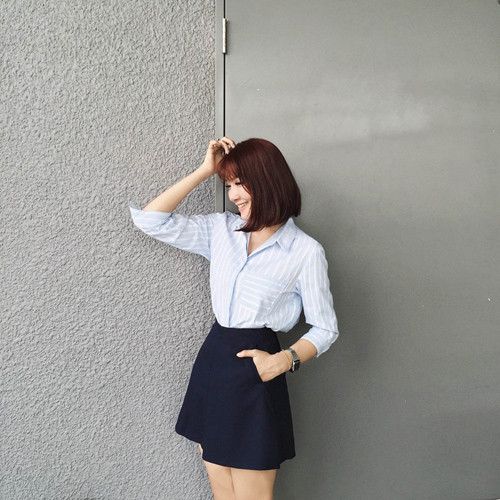 Bạn nên chọn áo sơ mi trơn màu, nếu là họa tiết thì kẻ sọc hay ô vuông sẽ phù hợp hơn. Về màu sắc, nên ưu ái cho các tone màu mát mắt mùa hè như trắng, xanh baby, hồng nude...