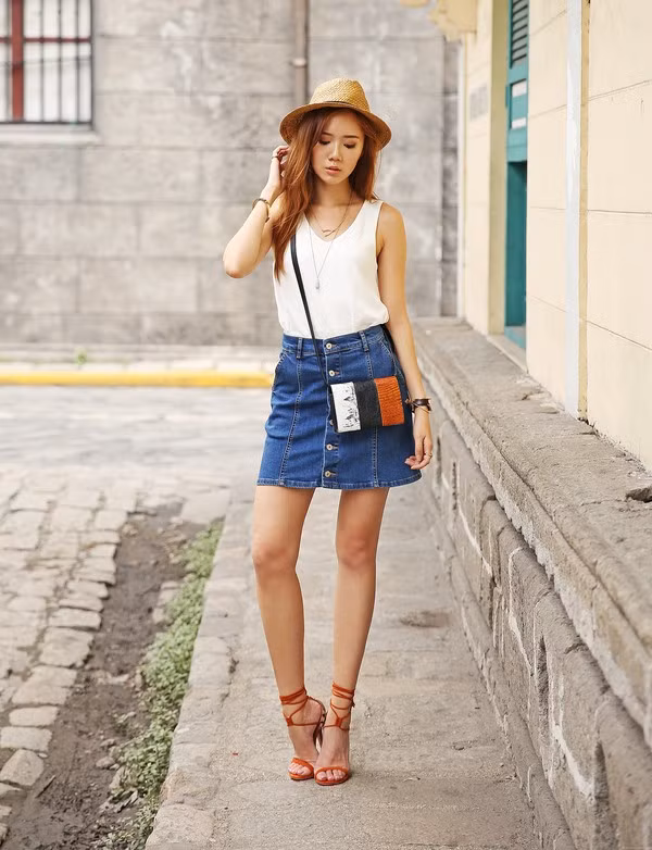 Chân váy denim cài cúc mang đậm dấu ấn thời trang cổ điển nhưng cũng rất năng động nhờ chất liệu denim vốn được tôn vinh là linh hoạt và trẻ trung. Váy denim cài cúc cũng có nhiều kiểu dáng đa dạng cho các tín đồ lựa chọn như dáng váy bút chì, dáng váy ngắn chữ A hay váy midi dài quá gối. Mỗi kiểu chân váy lại có một vẻ đẹp riêng nhưng có đặc điểm chung là dễ kết hợp với nhiều kiểu áo khác nhau.