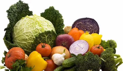 Thực phẩm chứa vitamin K. Các loại rau xanh thường chứa nhiều vitamin K, giúp thúc đẩy quá trình đông máu, khiến cho các mạch máu không bị tắc gây thâm vùng dưới mắt. Ngoài ra, vitamin K còn giúp da bạn trông hồng hào từ bên trong.