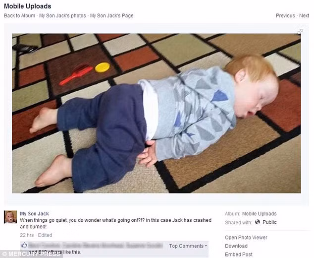 Cậu bé Jack cũng ngủ quên trên sàn nhà sau khi chơi trò chơi mệt.