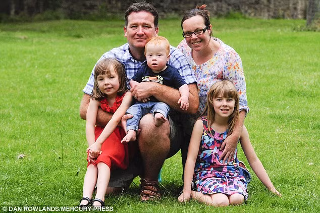 Jack cùng cha mẹ và 2 chị gái đáng yêu.