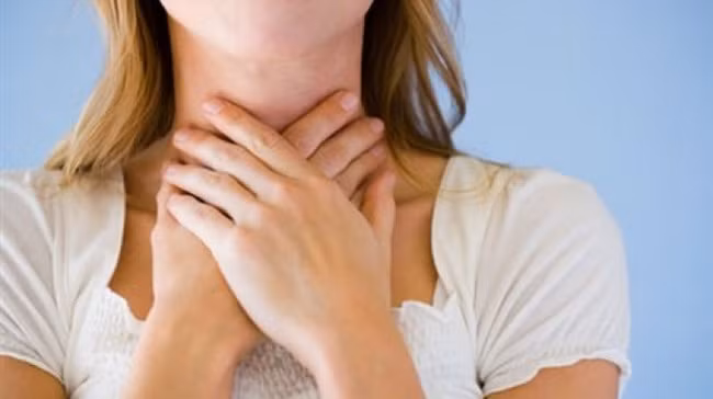 Tuy nhiên, sau khi sử dụng loại sản phẩm này, không ít teen lại phải đối mặt với tình trạng ngứa, mụn mẩn đỏ, dị ứng da… Cũng theo các chuyên gia, việc ép mình trong những chiếc đai bụng có thể gây nên các vấn đề cơ học tại dạ dày, điển hình là chứng GERD (trào ngược dạ dày – thực quản). Nguyên nhân là do áp lực của chiếc quần này tác động lên bụng và dạ dày quá lớn, khiến cho những đồ ăn chứa trong dạ dày có nguy cơ trào ngược lên thực quản.