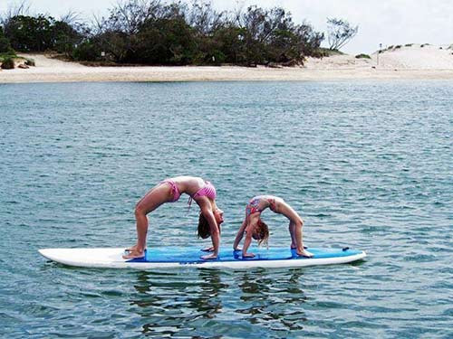 Có rất nhiều cách tập Yoga nhưng bạn lại dễ đi vào lối mòn. Tập Yoga trên mặt nước với ván chèo đứng sẽ giúp bạn tập trung. Nếu bạn bị ngã, bạn bắt buộc phải trèo lên ván và làm lại, đây cũng giống như một bài học trong cuộc sống.