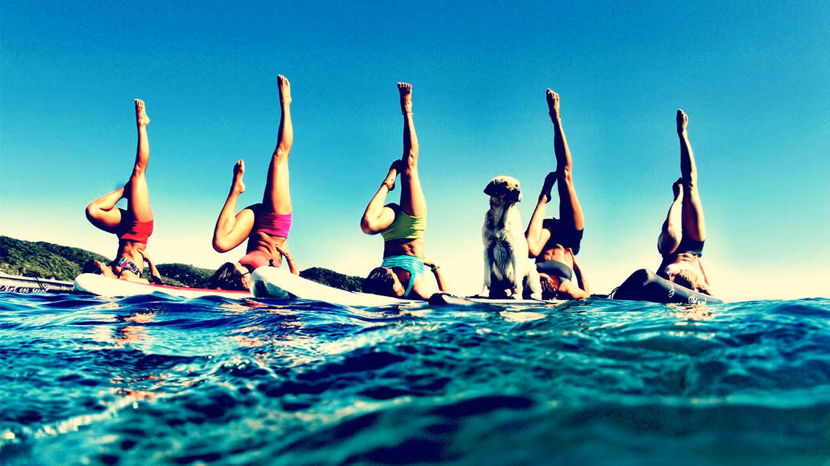 Trào lưu tập yoga trên mặt nước đòi hòi nhiều nỗ lực cho việc tập luyện Yoga, ngay cả đối với những tư thế Yoga đơn giản nhất. Bởi bề mặt ván luôn bấp bênh nên phần thân và bụng phải làm việc nhiều hơn, liên kết tốt hơn, để giữ thăng bằng.