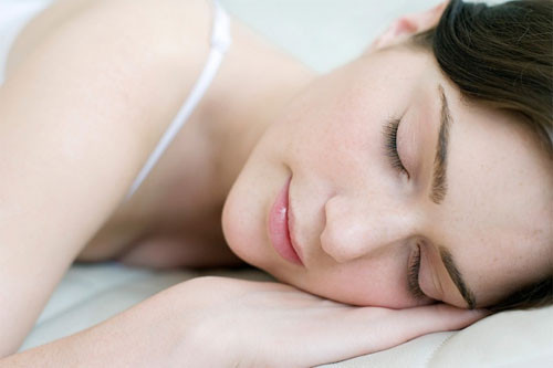 Tinh chất dưỡng trắng da toàn diện có trong loại mỹ phẩm dạng viên này có hiệu quả tối đa trong việc làm sáng màu da toàn diện, loại bỏ các đốm nâu sạm, kích thích cơ chế tự phân hủy các hắc sắc tố dư thừa trước khi chúng hình thành và chuyển hóa và mang lại làn da trắng sáng rạng rỡ, mịn màng gấp hai lần.