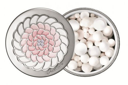 Phấn phủ dạng viên. Phấn phủ dạng viên Les Perles Météorites của Guerlain thực sự là những hạt ngọc trai sắc màu, những viên kẹo ngọt có sức cám dỗ không thể cưỡng lại. Một kho báu mà bất cứ bạn gái nào khi nhìn thấy cũng muốn sở hữu.