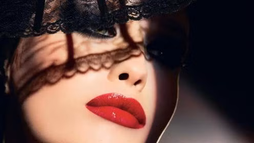 Màu sắc tươi sáng này cũng khiến cô nàng trở nên nổi bật hơn hẳn giữa đám đông. Thậm chí, các nhà khoa học còn nghiên cứu và đưa ra nhiều kết luận thú vị về thời gian nam giới ngắm nhìn phụ nữ nếu các nàng có sử dụng son môi. (Màu đỏ: 7,3 giây; màu hồng: 6,7 giây; còn những cô nàng không sử dụng son môi chỉ thu hút được ánh nhìn của chàng trong 2,2 giây).