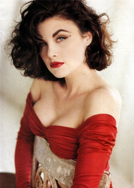 Son đỏ dễ kích thích cảm xúc con người. Theo những nghiên cứu tâm lí học, sắc đỏ mang đến cho con người những cảm giác ấm áp, khơi gợi dậy cảm xúc tình yêu trong mỗi người. Hơn thế nữa, trong tình yêu, đôi môi gắn liền cùng biểu tượng của nụ hôn. Sự kết hợp hài hòa của đôi môi với màu son đỏ sẽ tạo cho con người cảm xúc ấm áp và yêu thương đến lạ.