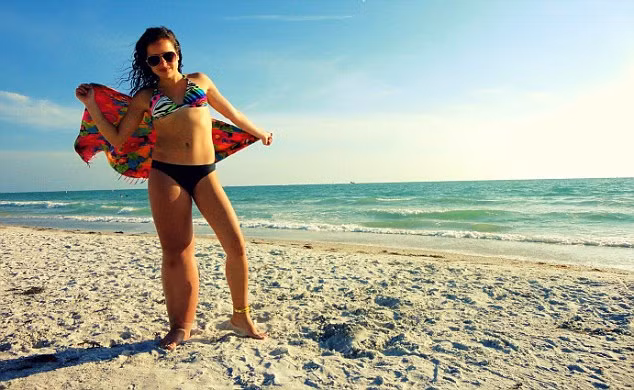 Isa-Bella Leclair, 19 tuổi, đến từ Campbellton, New Brunswick, Canada mắc chứng bệnh di truyền hiếm gặp gây hiện tượng chân to chân nhỏ (Parkes Weber Syndrome).