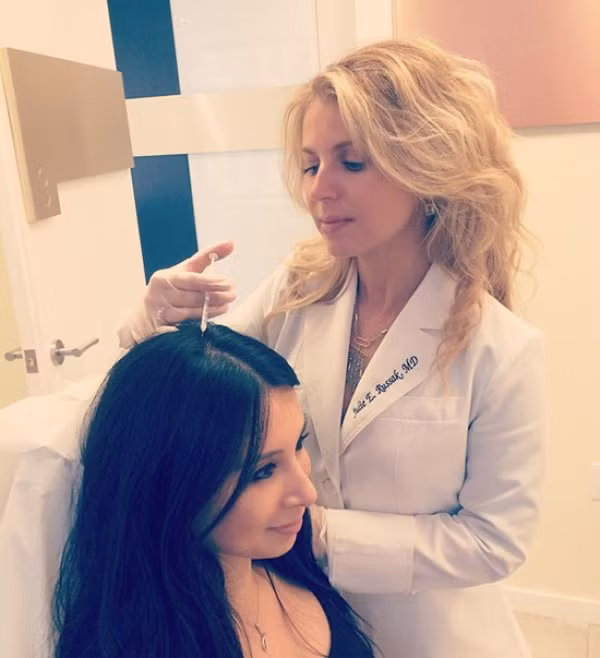 Da đầu sẽ được bổ sung dưỡng chất từ từ và sau 7-10 ngày, người dùng sẽ cảm nhận được sự khác biệt rõ rệt của mái tóc, đó là mồ hôi trên đầu giảm dần, tóc suôn mượt hơn, dễ chải và tạo kiểu hơn. Mỗi khi ngủ dậy tóc cũng không bị bù xù khô gãy. Tuy nhiên, tiêm botox chỉ áp dụng được trong vòng 6 tháng và sau đó phải thực hiện lại. Vì thế bạn rất dễ trở thành "con nghiện" botox.