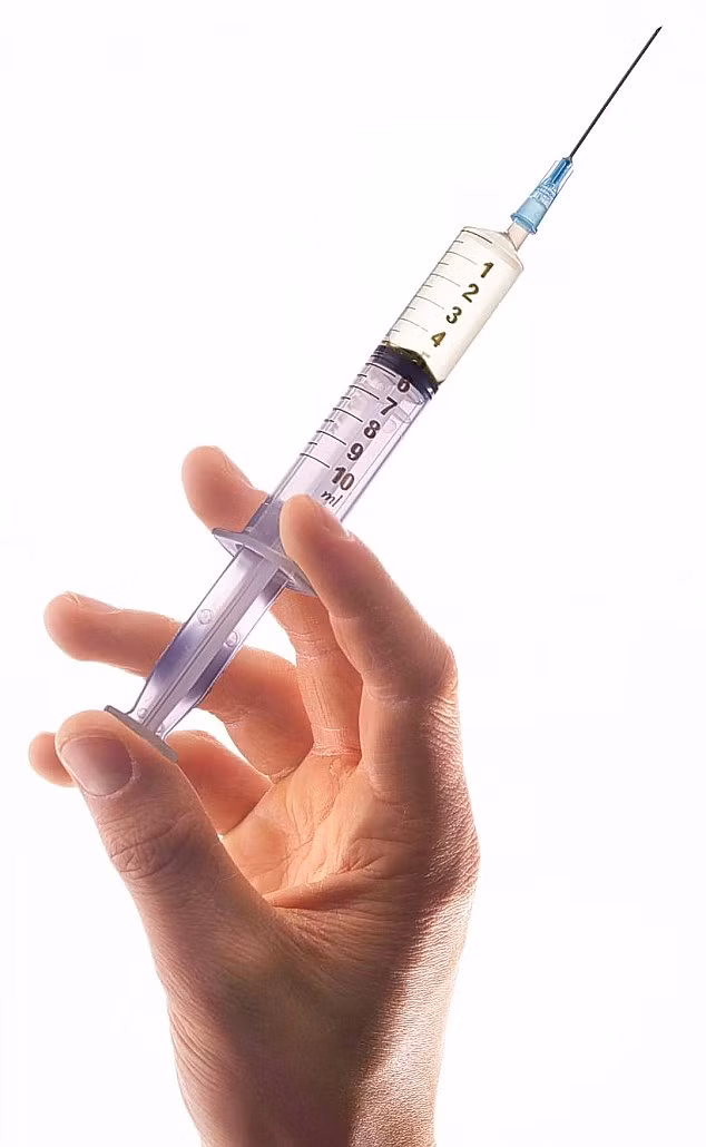 Gần đây, phương pháp tiêm botox làm mượt tóc được phát hiện là có khả năng trị các vấn đề gàu, da đầu nhiều dầu cho tóc, giúp tóc giữ được độ sạch lâu hơn, đồng thời có thêm dưỡng chất để phát triển khỏe, bồng bềnh.