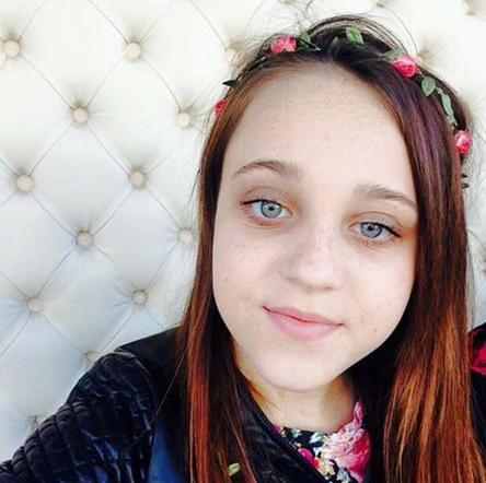 Không chỉ vậy, một khối u nằm ở dây thần kinh thị giác nên mắt phải của Tia cũng đã không có khả năng nhìn từ khi cô bé mới chỉ 15 tháng tuổi, Tia vẫn có khả năng bị mù nếu khối u phát triển.