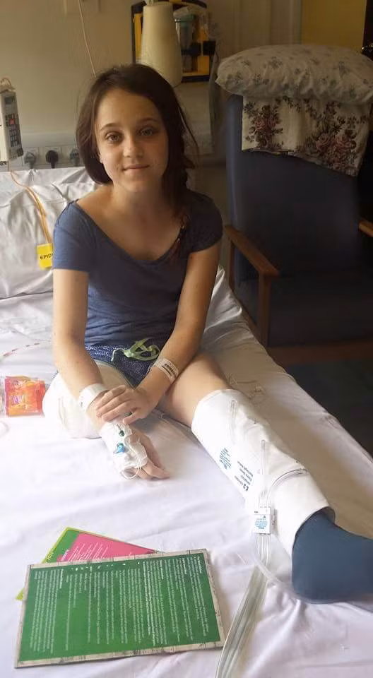 Cho đến năm 13 tuổi, nhiều khối u phát triển bên chân phải khiến chân sưng lên và Tia không thể đi lại bình thường được. Các bác sĩ chẩn đoán đây là những khối u ác tính và cô bé cần phải cắt chân để giữ lại tính mạng.