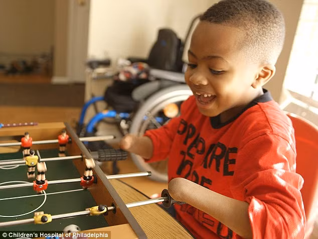 Cậu bé Zion Harvey đến từ Baltimore đã bị mất cả 2 tay, 2 chân do chứng nhiễm trùng nghiêm trọng hồi năm 2 tuổi. Bé cũng phải ghép thận được hiến tặng từ mẹ mình.