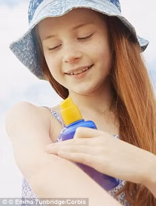 Dùng kem chống nắng. Sau khi áp dụng kem chống nắng, mọi người thường có thói quen rửa tay ngay sau đó. Tuy nhiên, bác sĩ da liễu cho rằng đây là một quan niệm sai lầm, bởi việc rửa tay có thể làm rửa trôi hết kem chống nắng ở tay, khiến cho tay bị tiếp xúc với tia UV có hại, dẫn đến việc lão hóa nhanh. Tốt nhất bạn không nên rửa tay sau khi dùng kem chống nắng nếu không cầm ăn thứ gì đó.