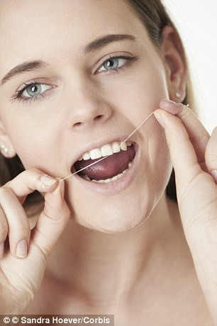 Dùng chỉ nha khoa. Các nhà khoa học khuyên bạn nên dùng chỉ nha khoa sau khi đánh răng để lấy phần đồ ăn thừa ra khỏi kẽ răng, nơi mà bàn chải đánh răng không thể tiếp cận.