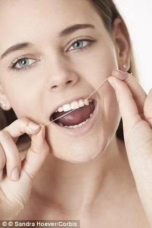 Dùng chỉ nha khoa. Các nhà khoa học khuyên bạn nên dùng chỉ nha khoa sau khi đánh răng để lấy phần đồ ăn thừa ra khỏi kẽ răng, nơi mà bàn chải đánh răng không thể tiếp cận.