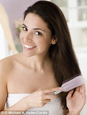 Chải tóc. Theo quan niệm truyền thống, chải tóc nhiều lần sẽ giúp tóc bóng mượt, bớt xơ rối. Tuy nhiên, các chuyên gia sức khỏe cho hay chải tóc nhiều lần có thể khiến tóc bị hư tổn như chẻ ngọn, gãy rụng. Cách tốt nhất là bạn không nên chải tóc quá nhiều và dùng lược phù hợp với tóc mình.