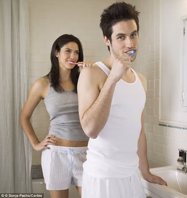 Đánh răng. Sai lầm thường gặp nhất của bạn là đánh răng trước khi ăn sáng. Thông thường mọi người thường có thói quen ngủ dậy đánh răng, sau đó ăn sáng và cứ thế đến trưa lại ăn. Thực ra, đó là quy trình không đúng. Đồ ăn trong buổi sáng sẽ bám vào răng và làm hỏng răng.