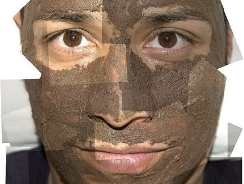 Đắp mặt nạ quá dày. Khi đắp mặt nạ quá dày, lỗ chân lông sẽ bị giãn ra to hơn mức bình thường để có thể hấp thu các dưỡng chất. Điều này không chỉ khiến cho da bị ảnh hưởng về thẩm mỹ (lỗ chân lông to) mà còn tạo điều kiện cho bụi bẩn, vi khuẩn dễ đi sâu vào bên trong. Cách làm này cũng khiến cho da bị bít kín, thiếu oxy, làm cho mụn càng ngày càng nhiều hơn.