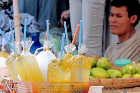 Một lưu ý đặc biệt để đảm bảo sức khỏe cho các sĩ tử trong những ngày thi này là, tuyệt đối không uống các loại trà đá, nước sâm, nước chanh leo, nước mía bán theo túi ở những hàng rong trước các cổng trường thi… Bởi, ở những hàng rong này người bán hàng thường dùng đá cây và các nguyên liệu rẻ tiền để tiết kiệm chi phí, hoàn toàn không đảm bảo vệ sinh an toàn thực phẩm.