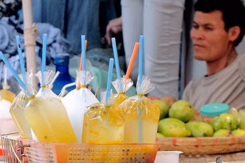 Một lưu ý đặc biệt để đảm bảo sức khỏe cho các sĩ tử trong những ngày thi này là, tuyệt đối không uống các loại trà đá, nước sâm, nước chanh leo, nước mía bán theo túi ở những hàng rong trước các cổng trường thi… Bởi, ở những hàng rong này người bán hàng thường dùng đá cây và các nguyên liệu rẻ tiền để tiết kiệm chi phí, hoàn toàn không đảm bảo vệ sinh an toàn thực phẩm.