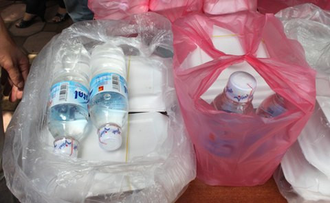 Nước lọc. Những ngày diễn ra kỳ thi thường là ngày có nhiệt độ cao trong mùa hè. Do đó ngoài việc ăn uống cũng cần chú ý bổ sung nước cho cơ thể. Lượng nước cần thiết 2 lít/ngày, nên mang theo nước vào phòng thi để có thể uống khi làm bài. Nên lưu ý uống nước cả trong thời gian làm bài, đừng để khát mới uống mà hãy uống bất cứ lúc nào có thể, uống từng ngụm nhỏ một chứ không được uống quá nhiều cùng một lúc.