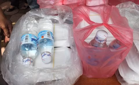 Nước lọc. Những ngày diễn ra kỳ thi thường là ngày có nhiệt độ cao trong mùa hè. Do đó ngoài việc ăn uống cũng cần chú ý bổ sung nước cho cơ thể. Lượng nước cần thiết 2 lít/ngày, nên mang theo nước vào phòng thi để có thể uống khi làm bài. Nên lưu ý uống nước cả trong thời gian làm bài, đừng để khát mới uống mà hãy uống bất cứ lúc nào có thể, uống từng ngụm nhỏ một chứ không được uống quá nhiều cùng một lúc.