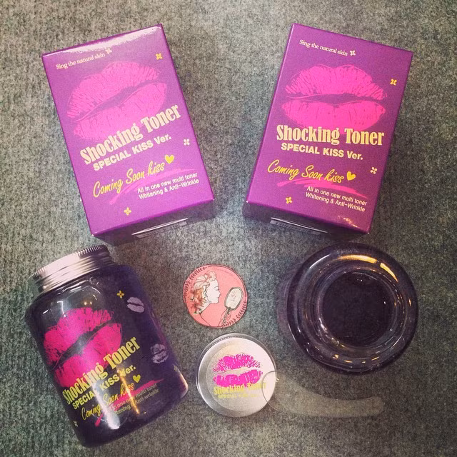 Cũng như các loại toner khác, toner dạng gel giúp cung cấp độ ẩm, làm cân bằng độ pH cho da. Sản phẩm ở dạng gel không phải dạng nước như các loại toner bình thường nên bạn không cần phải đổ vào bông gòn mà có thể thoa lên da và vỗ cho các dưỡng chất thẩm thấu vào da tốt hơn.