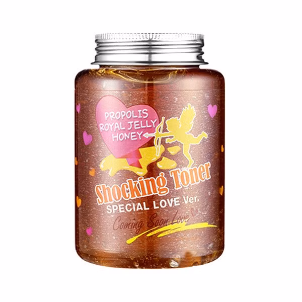 Dung lượng 250ml nhưng có thể sử dụng trong thời gian dài từ 90-120 ngày, thành phần chính chủ yếu từ các nguyên liệu thiên nhiên như hạt Quinoa, nho, việt quất, purple queen(một loại mận tím), hạt quýt, nước cây tre, lá cây tùng... ít gây kích ứng da.