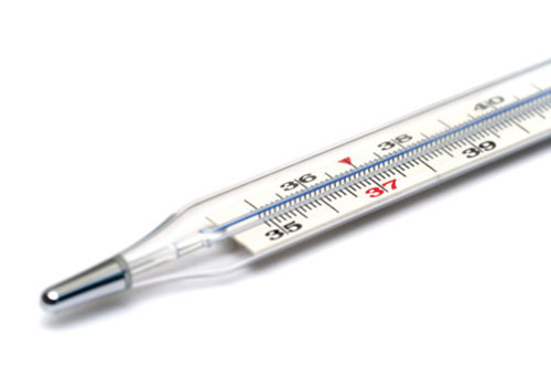 Sốt cao từ 39,5˚C. Sốt cao từ 39,5˚C trở lên cũng không cho bé bú. Khi đó việc cho trẻ bú sẽ làm bạn rất khó chịu và sốt cao thêm.