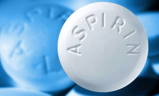 Mẹ bị sốt và đang uống thuốc có chứa aspirin. Mẹ đang uống thuốc có chứa aspirin cũng không nên cho bé bú.