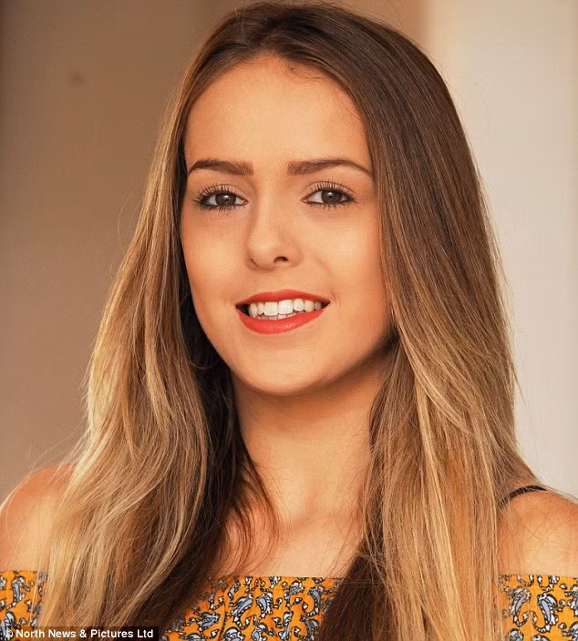 Sau 10 năm, trải qua nhiều phương pháp trị liệu nư chèn thanh titan cố định xương sống, mặc áo niềng xương cố định 4 năm...Amy đã có thể đứng thẳng.