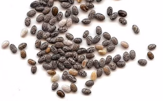 Hạt chia. Nhiều nghiên cứu đã chỉ ra rằng, hạt chia sau khi vào trong dạ dày sẽ trương nở, giúp giảm cảm giác thèm ăn, nhờ đó hỗ trợ giảm cân hiệu quả hơn. goài cách chế biến này, bạn có thể dùng hạt chia trong nhiều món ăn kiêng khác như canh, cháo, súp hay trộn trong salad.