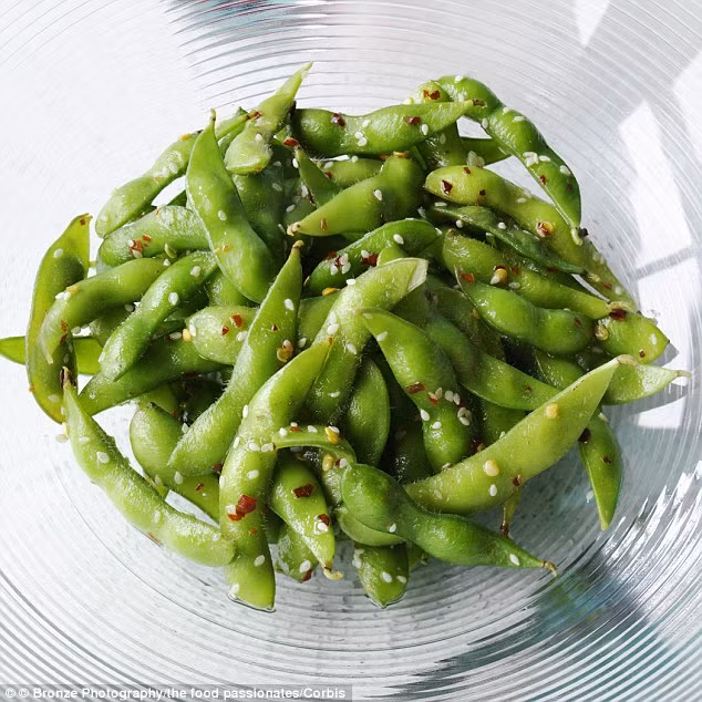 Đậu nành tươi. Những hạt nhỏ màu xanh có chứa folate, mangan, phốt pho và vitamin K, giúp tăng cường sức khỏe xương cốt và hỗ trợ quá trình giảm cân. Loại hạt này cũng chứa nhiều chất đạm, chất xơ và nước, những yếu tố giúp duy trì cảm giác no.