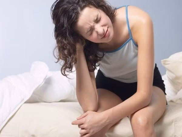 Đặc biệt, việc lạm dụng thuốc giảm đau khi đau bụng kinh rất nguy hại. Nó có thể tạm thời giảm triệu chứng đau bụng nhưng đồng thời cũng che lấp các biểu hiện của những căn bệnh phụ khoa nguy hiểm khiến bạn không thể thăm khám và chữa trị kịp thời. Điều này sẽ tăng nguy cơ dẫn tới các vấn đề về sinh sản như hiếm muộn, vô sinh.