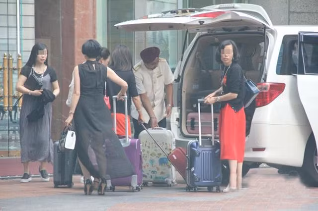 Những người tổ chức tour du lịch tự nhận là chuyên gia. Tour du lịch bao ngày 4 đêm gồm ở trên du thuyền 5 sao.