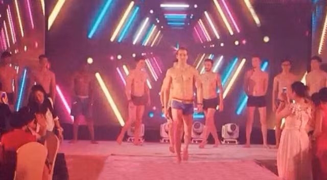 Cùng đi với các phụ nữ giàu có còn có những chàng trai trẻ đẹp, cơ bắp lực lưỡng.