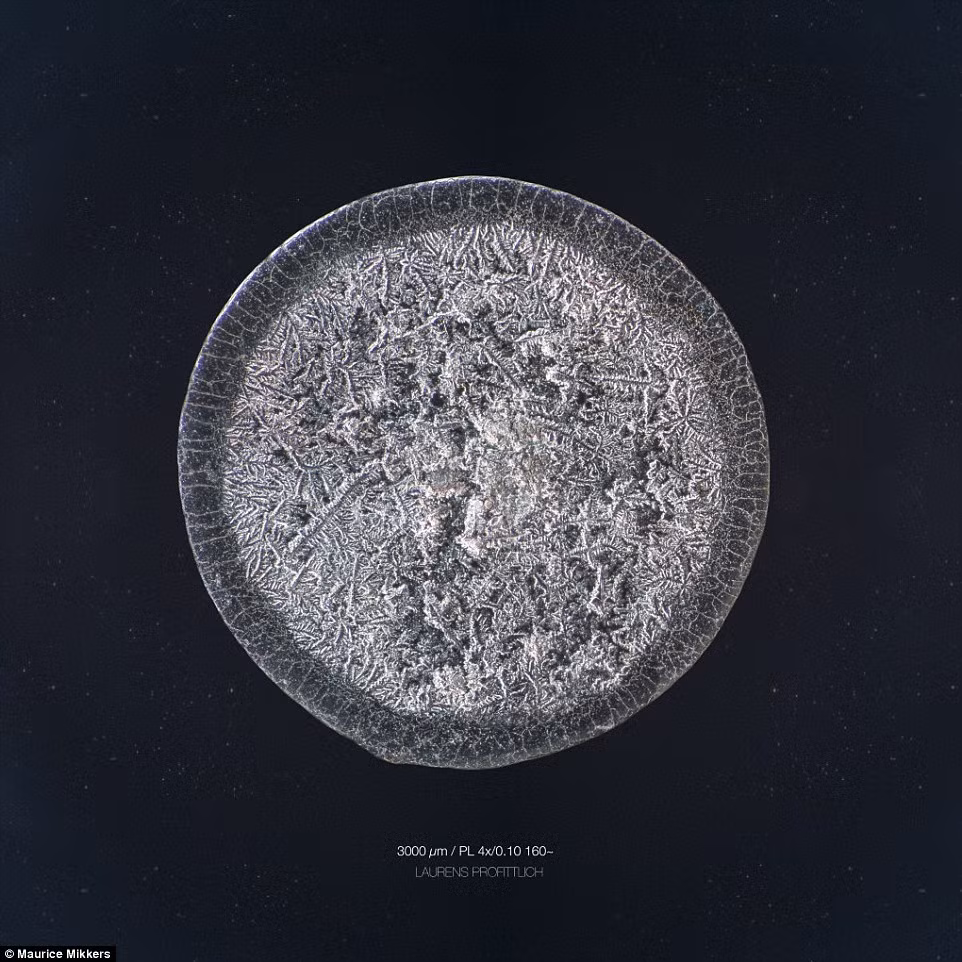 Nhiếp ảnh gia Maurice Mikkers đã quyết định tìm điểm khác nhau giữa những giọt nước mắt xúc động, đau thương với nước mắt bị kích thích từ gia vị cay như ớt, hành tây.