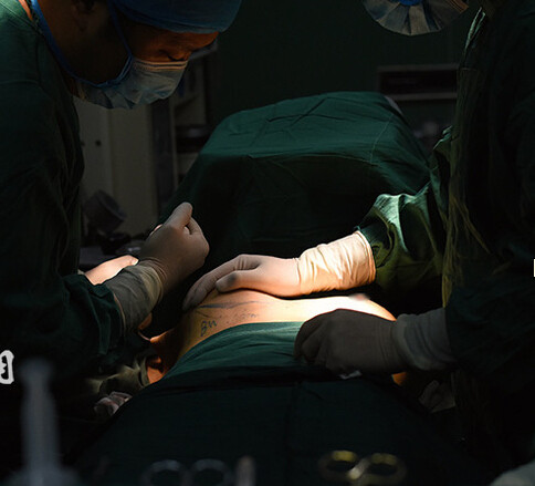 Chỉ sau 10 phút, kích cỡ một bên ngực Wang đã tăng lên đáng kể.